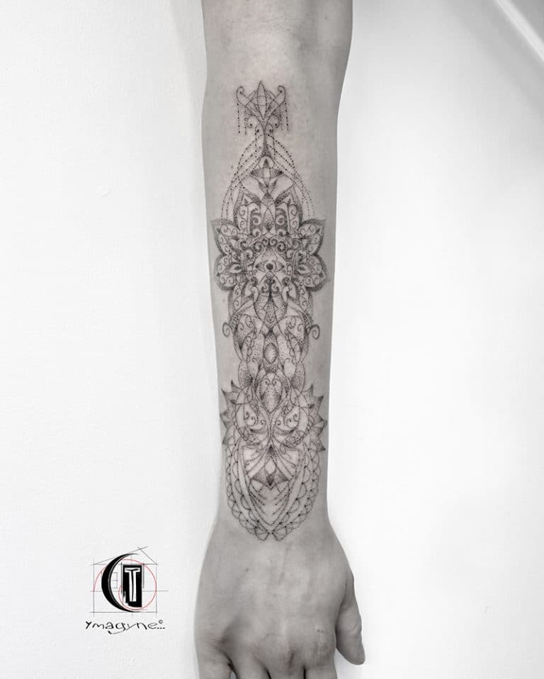 Tattoo abstrait Tatouage fait par Ymagyne à La Cabane à Tattoo